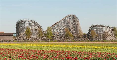 Een foto van de indrukwekkende houten achtbaan Troy.