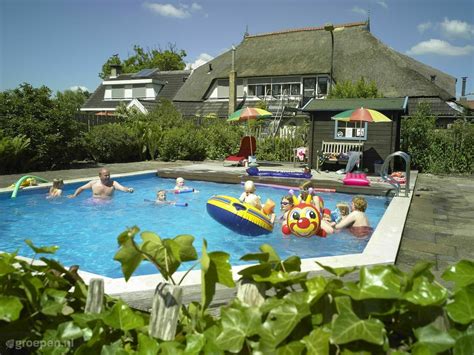 Grote groepsaccommodatie met buitenzwembad