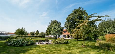 Panoramisch uitzicht vanuit de tuin van Villa Faro Durbuy met zwembad en sauna