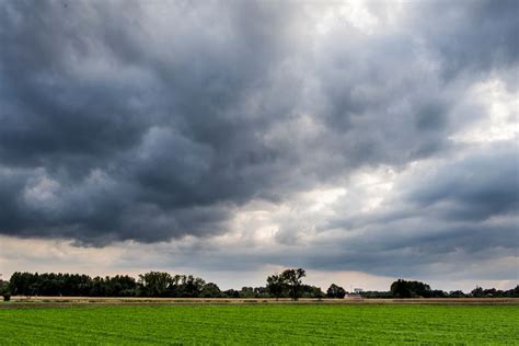 Schematische weergave van bewolking en regen in de avond