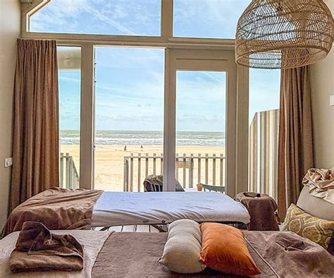 Interieurfoto van een strandhuisje met een vide en uitzicht op zee.