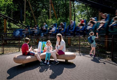 Groep geniet van een attractie in Duinrell