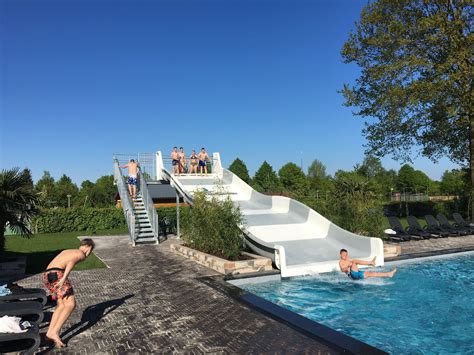 Buitenzwembad van Vakantiepark Putz met ligstoelen en parasols