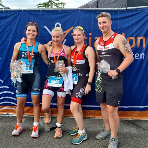 Een foto van gasten die deelnamen aan een buitenfitnesssessie met een mooi uitzicht.