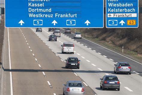 Infographic met een overzicht van de belangrijkste verkeersregels in Duitsland.
