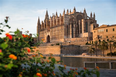 De imposante kathedraal van Palma de Mallorca met uitzicht op de haven