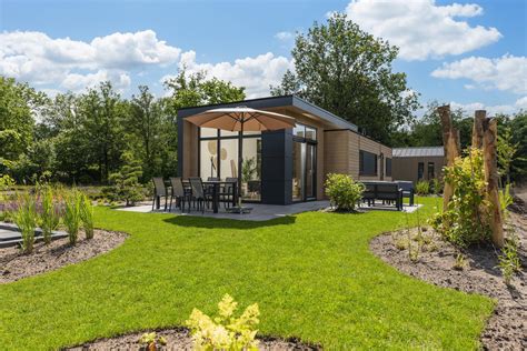 Overzicht van verschillende typen recreatiewoningen in Noord-Drenthe, met nadruk op vrijstaande villa's en woningen aan het water.