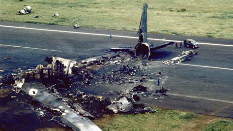 Luchtfoto van de landingsbaan van Tenerife Noord met wrakstukken na de ramp.