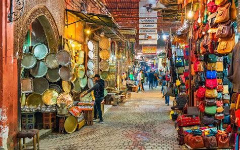een kleurrijke souk in Marrakech met diverse ambachtelijke producten