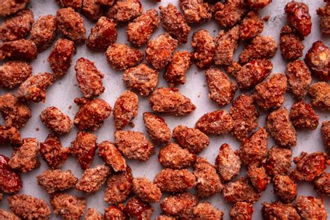 Overheerlijke gebrande amandelen en glühwein op de kerstmarkt