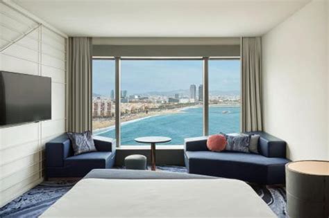 Foto van een stijlvolle hotelkamer in Barcelona met uitzicht op de stad
