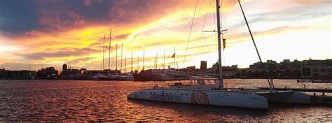 Zonsondergang vanaf een catamaran langs de kust van Maui