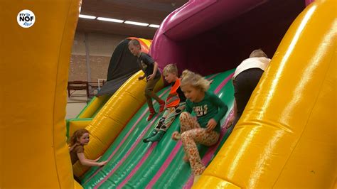 Kinderen genieten van springkussens tijdens een sportevenement