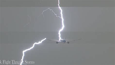 Illustratie van een vliegtuig dat door bliksem wordt getroffen