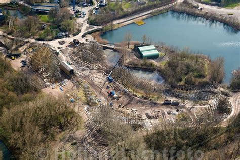Luchtfoto van Résidence de Leuvert met omliggende bossen en waterpartijen