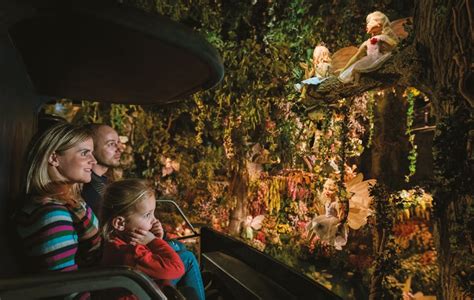 Familie geniet van attracties in de Efteling
