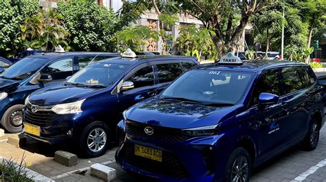 Различные виды транспорта, доступные у аэропорта Бали: такси, автобусы, аренда авто