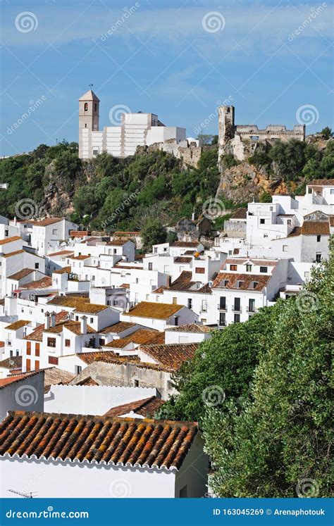 Landschap van een typisch wit dorp in Andalusië