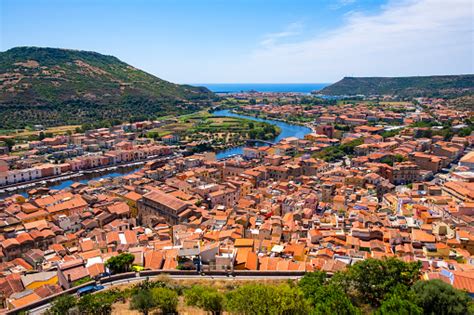 Panoramisch uitzicht over de stad Bilbao met de rivier de Nervión en moderne architectuur