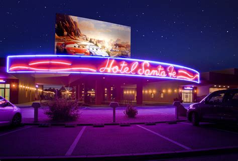 Een van de gebouwen van Disney's Hotel Santa Fe, thematisch ingericht naar de Cars-filmreeks.