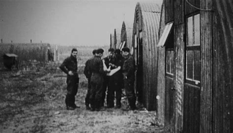 Britse militairen bij nissenhutten op vliegveld Mill.