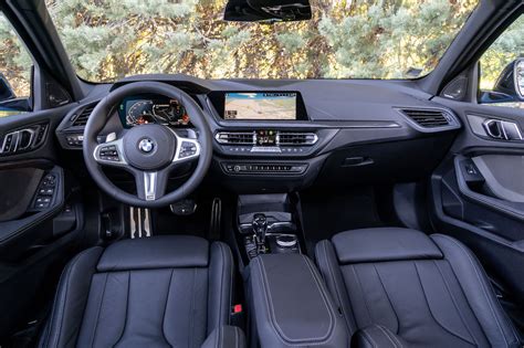 Interieur BMW 1 Serie F40 met focus op beenruimte en bagageruimte