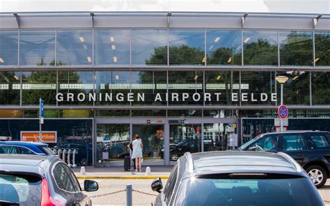 Kaart van Nederland met Groningen Airport Eelde gemarkeerd, en een pijl die naar Antalya wijst.