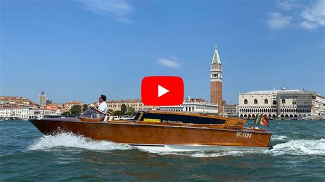 Een privé watertaxi die door de kanalen van Venetië vaart.