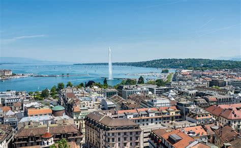 Panoramisch uitzicht op het Meer van Genève met de Jet d'Eau