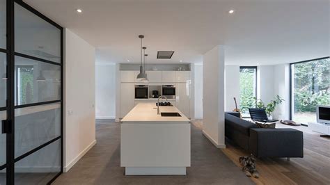 Interieur van een natuurhuisje met open keuken en woonkamer