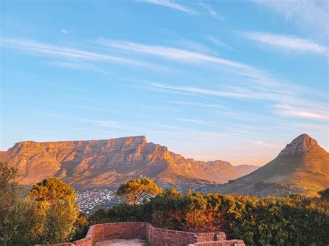 Uitzicht vanaf Signal Hill over Kaapstad bij zonsondergang
