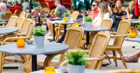 Sfeervolle foto van een zonnig terras aan de Côte d'Azur met uitzicht op zee.
