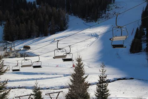 Actiefoto van skiërs in de Franse Alpen met besneeuwde bergen op de achtergrond.