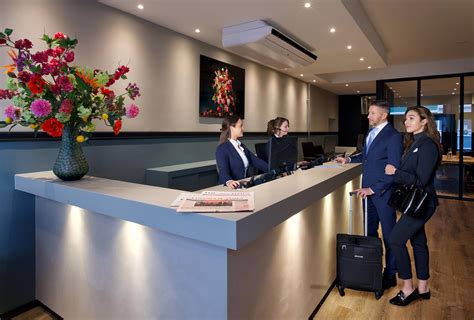 Illustratie van een hotel lobby met gasten die inchecken en personeel dat werkt