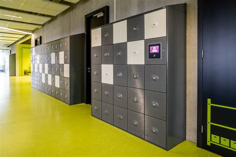 Een afbeelding van de digitale kluisjes bij de ingang van Attractiepark Slagharen.