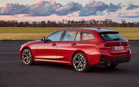 Een gestileerde foto van de BMW 3 Serie Touring, die zijn sportieve en praktische design benadrukt.