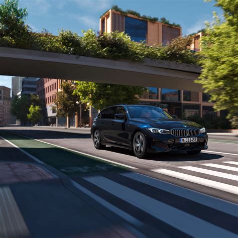 Interieurfoto van de BMW 3 Serie Touring met het BMW Curved Display en hoogwaardige materialen.