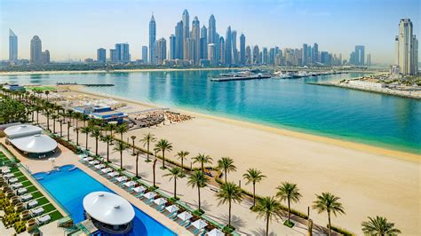 Goudgele zandstranden van Jumeirah Beach met de skyline op de achtergrond