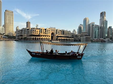 Een traditionele Dhow boot vaart op de Dubai Creek