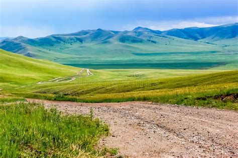 panoramisch uitzicht over de Mongoolse steppe met gerkampen en grazende dieren