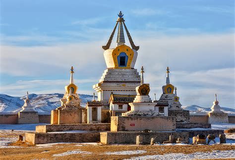 het Erdene Zuu klooster in Karakorum met zijn kenmerkende stoepa's