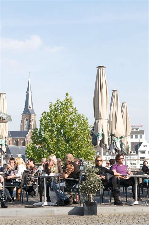 Een sfeervolle straat in Barcelona met terrassen van diverse restaurants.