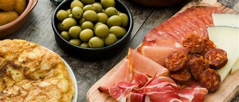Een kleurrijk bord met diverse Spaanse tapas.