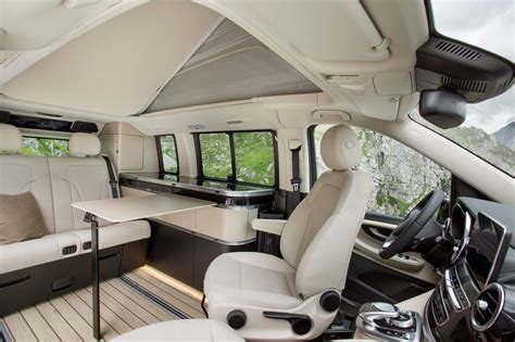 Interieur van een Mercedes Marco Polo camper met uitklapbaar hefdak en slaapbank.