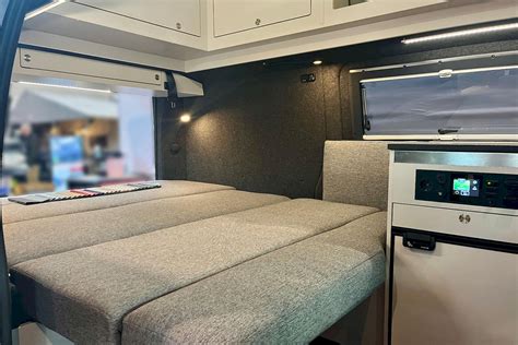 Interieur van de Werz Magnum 5.1 camper, met focus op de keuken en zitgroep.