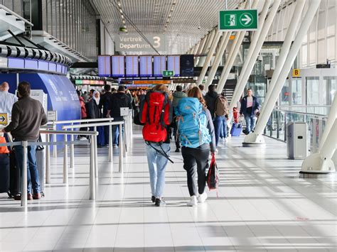 Infographic met gemiddeld aantal dagelijkse vertrekkende reizigers op Schiphol tijdens de zomervakantie en verwachte piekdagen.