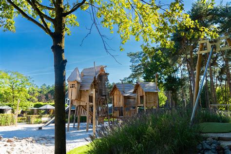 Luchtfoto van een kindvriendelijk vakantiepark met lodges en groen