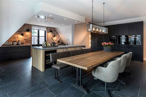Interieur van een gerenoveerde lodge met gezellige zithoek en keuken