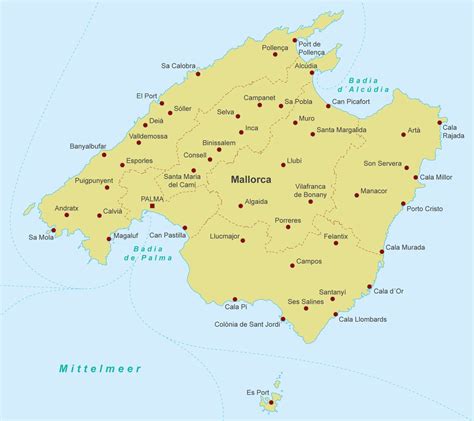 Luchtfoto van het eiland Mallorca met de kustlijn en de Middellandse Zee