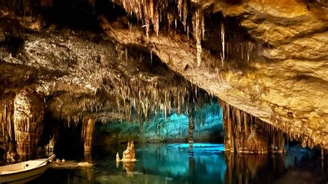 Impressie van de Coves del Drac, een indrukwekkende druipsteengrot met een ondergronds meer